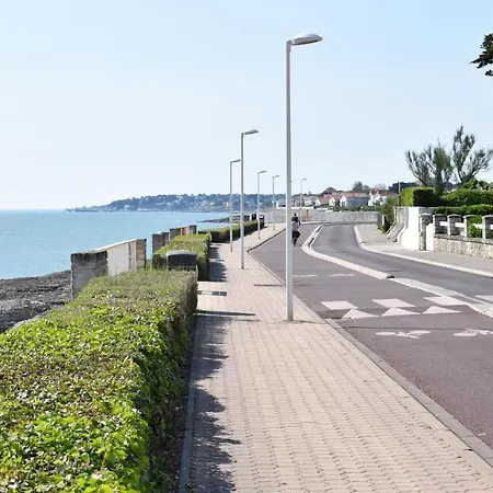 In Saint-georges-de-didon Feriehus *